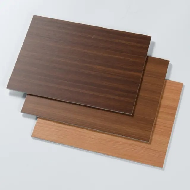 Comparaci&oacute;n de costos: letreros de vinilo con panel ACM versus letreros acr&iacute;licos